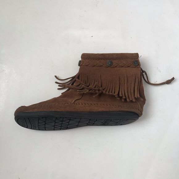 Minnetonka brown leather fringe moccasins with metal detailing - Picture 4 of 10
